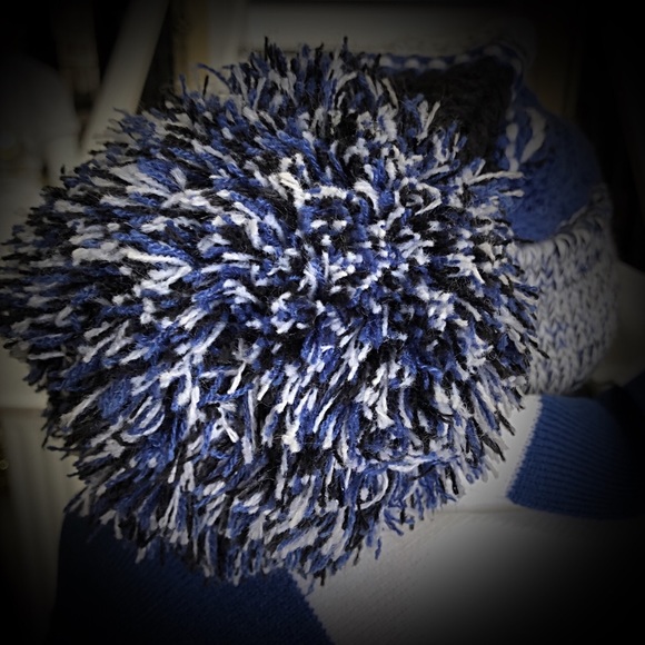 SET - Pom Pom Hat, Scarf, Gloves - Picture 6 of 7